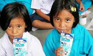 Trẻ em Thái Lan được uống sữa học đường bằng sữa tươi