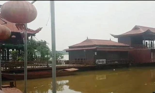 Mục kích những biệt phủ, nhà hàng nổi trái phép trên sông Hồng