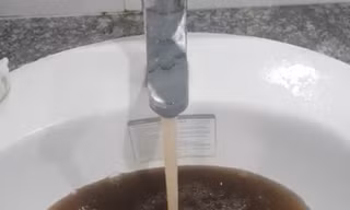 Nước đen kịt chảy ra từ vòi trong căn hộ