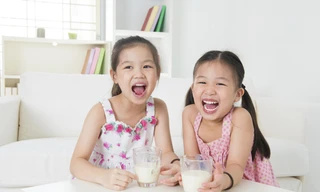 Tranh luận sữa học đường nên dùng sữa tươi hay sữa bột đang kéo dài nhiều năm nay. 