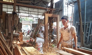 Ông Nguyễn Quang Thoại Làng nghề mộc truyền thống Thượng Mạo, phường Phú Lương (quận Hà Đông, Hà Nội) lo lắng giá điện tăng