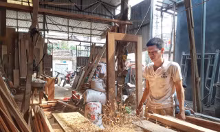 Ông Nguyễn Quang Thoại Làng nghề mộc truyền thống Thượng Mạo, phường Phú Lương (quận Hà Đông, Hà Nội) lo lắng giá điện tăng