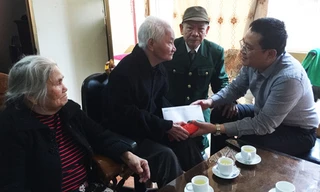 Trao tặng quà cho cực thanh niên xung phong Nguyễn Trung Thành bị bệnh nặng, có con là liệt sỹ tại Sơn La