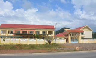  Trường Tiểu học Cầu Bà xây dựng trên phần đất 3.418m2 có sổ đỏ mang tên bà Ka Thị Ba, nhưng lại đền bù cho các hộ là con của bà Ka Thị Thanh.