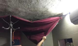 Khoảng 20/24m2 trần nhà anh Huy bị ngấm nước. Ảnh Võ Hóa