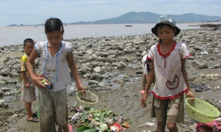 Trẻ em mưu sinh tại bãi biển Hậu Lộc (Thanh Hóa). Ảnh: Hoàng Lam