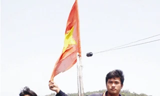 'Quyết không để cờ cháy', đọc thấy nghẹn lòng