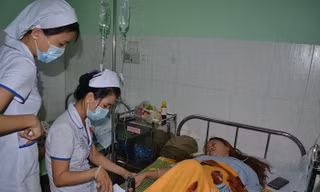 Một cô giáo hiện đang được điều trị tại Bệnh viện. Ảnh: TT