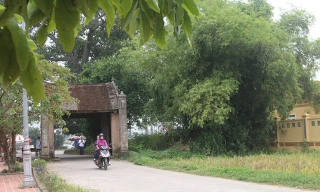 Cách Hà Nội 40 km về phía Tây, nằm cạnh QL32, Đường Lâm là làng cổ đầu tiên ở Việt Nam được trao bằng Di tích lịch sử văn hóa Quốc gia. Hiện nay, nơi đây vẫn còn giữ được những nét đặc trưng cơ bản của một ngôi làng Việt với cổng làng, cây đa, bến nước, s