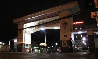 Tại Bệnh viện Bạch Mai (Hà Nội) vào đêm 30/12, nhiều người nhà bệnh nhân nằm co ro tại các ghế đá, dọc theo hành lang của bệnh viện trong cái rét dưới 10 độ C trong đêm.