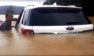 Đường Hùng Vương, TP Quy Nhơn ngập nặng ngày 10/12. Ảnh: Thạch Thảo.