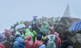 Dù cái lạnh tới âm 4 độ C cũng không cản trở được người dân lên đỉnh Fansipan để ngắm tuyết rơi. Ảnh: zing,vn