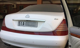 Maybach 62S màu trắng nằm "phủ bụi".