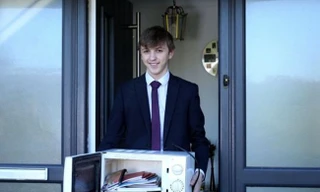 Jacob Ford mang lò vi sóng đựng sách vở, đồ dùng học tập.