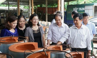 Ông Hồng giới thiệu mô hình bếp TK90 với đoàn đi thẩm định, chấm giải Nhân Tài Đất Việt.