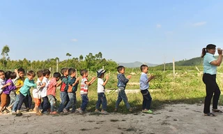 Mồ hôi, nước mắt của những cô giáo cõng chữ lên 'cổng trời'