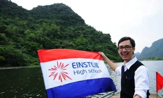 Thầy Đào Tuấn Đạt - Hiệu trưởng Trường Anhxtanh với ý tưởng muốn nhận nhiều phong bì ngày 20/11.