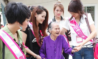 Thí sinh Miss Sport tặng quà Mẹ Việt Nam Anh hùng