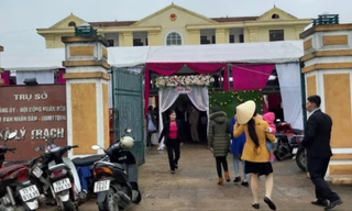 Sân của trụ sở xã Lý Trạch bị đám cưới chiếm mất 2 ngày, mọi giao dịch bị ngưng trệ