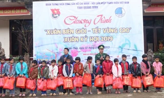 Tặng quà các em học sinh nghèo vượt khó