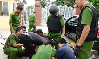 Côn đồ cầm dao lao vào trụ sở đòi chém công an