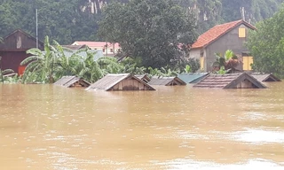 Biển nước kinh hoàng tại 'rốn lũ' Tân Hóa 