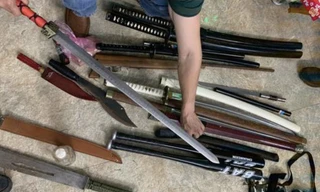 Hàng chục loại vủ khí nóng được tìm thấy trong nhà của các đối tượng cho vay nặng lãi