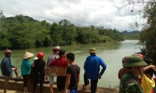 Cơ quan chức năng và người dân địa phương đang tìm kiếm anh Đức dọc sông Rào Nan