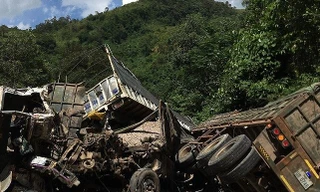 Hai vụ tai nạn liên tiếp khiến quốc lộ 12A ách tắc nhiều giờ.