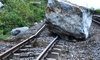 Biến dạng đường sắt Bắc - Nam sau trận lở núi kinh hoàng