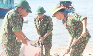 Thanh niên Quảng Bình ra quân làm sạch bãi biển