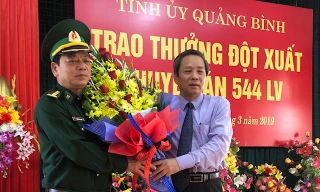 Khen thưởng đột xuất vụ bắt hơn 100 nghìn viên ma túy