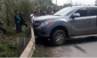 Truy bắt 2 nghi phạm vứt lại ô tô và 2 tạ ma tuý đá chạy vào rừng