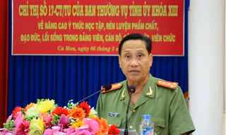 Đại tá Bùi Văn Quyền trao đổi với báo chí