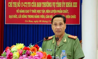 Đại tá Bùi Văn Quyền trao đổi với báo chí