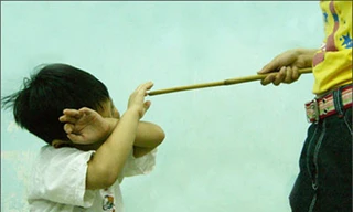 Bốn học sinh bị đánh thâm tím cơ thể