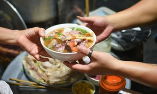 Khiển trách Chủ tịch xã mang phở cho phụ nữ vắng chồng