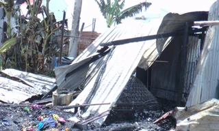 Nổ bình gas, cháy lan 5 căn nhà