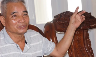 Ông Tư Khắp trao đổi với PV Tiền Phong