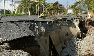 Sụp lún hàng chục mét trên tuyến đường hơn 700 tỷ ở Cà Mau