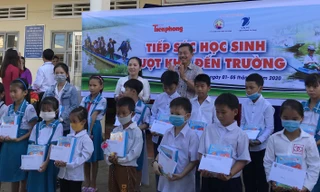 Báo Tiền Phong tiếp sức học sinh vượt khó đến trường