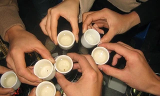 Hàng loạt cán bộ ở Cà Mau bị dân phát hiện đi nhậu, bỏ việc