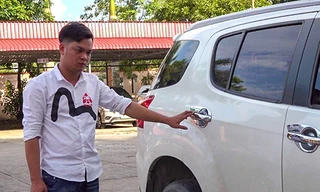 Hiếu đứng cạnh ôtô gây tai nạn tại cơ quan công an. Ảnh:VnExpress