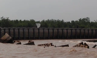 Kè chống sạt lở chưa hoàn thành đã bị sóng đánh ngã nghiêng