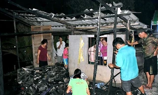 Người dân tìm tài sản còn sót trong đống tro tàn