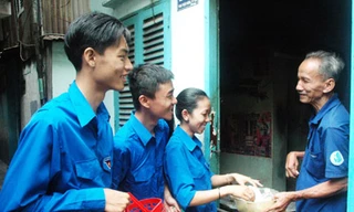 Tình nguyện đưa cơm đến tận nhà Ảnh: N.A