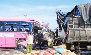 Xe tải đâm xe khách, 37 người thương vong