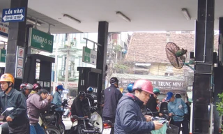 Theo các doanh nghiệp nhập khẩu xăng dầu, còn nhiều kẽ hở trong quản lý chất lượng xăng dầu. Ảnh: Vũ Hạnh