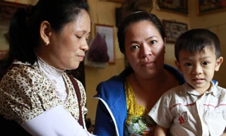 Chữa bệnh ung thư bằng... bắt tay, nghe hát