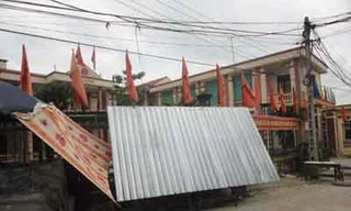 Nhếch nhác trước trụ sở UBND xã